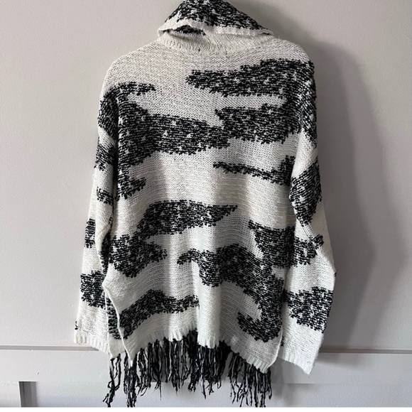 Loose Turtleneck Long sleeve oversized sweater-with fringe hem - M - Picture 2 of 5